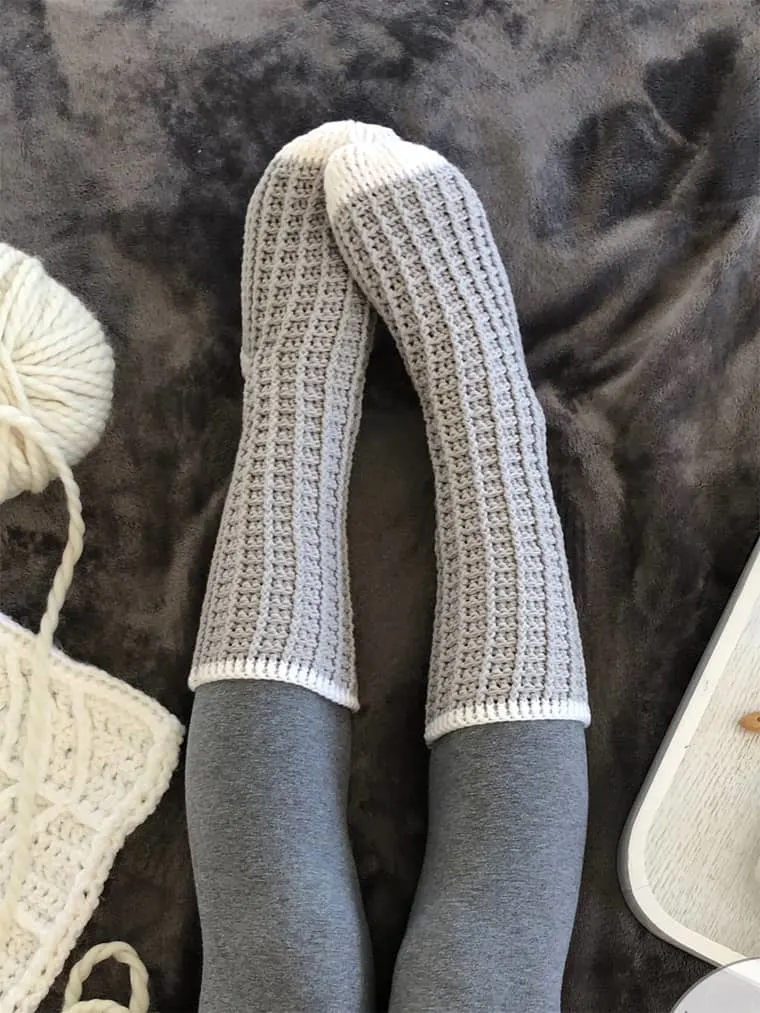 gray and white waffle stitch crocheted socks pattern