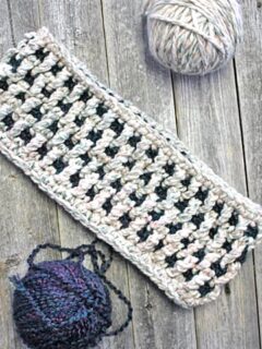 easy chunky crochet cowl pattern available in a free PDF