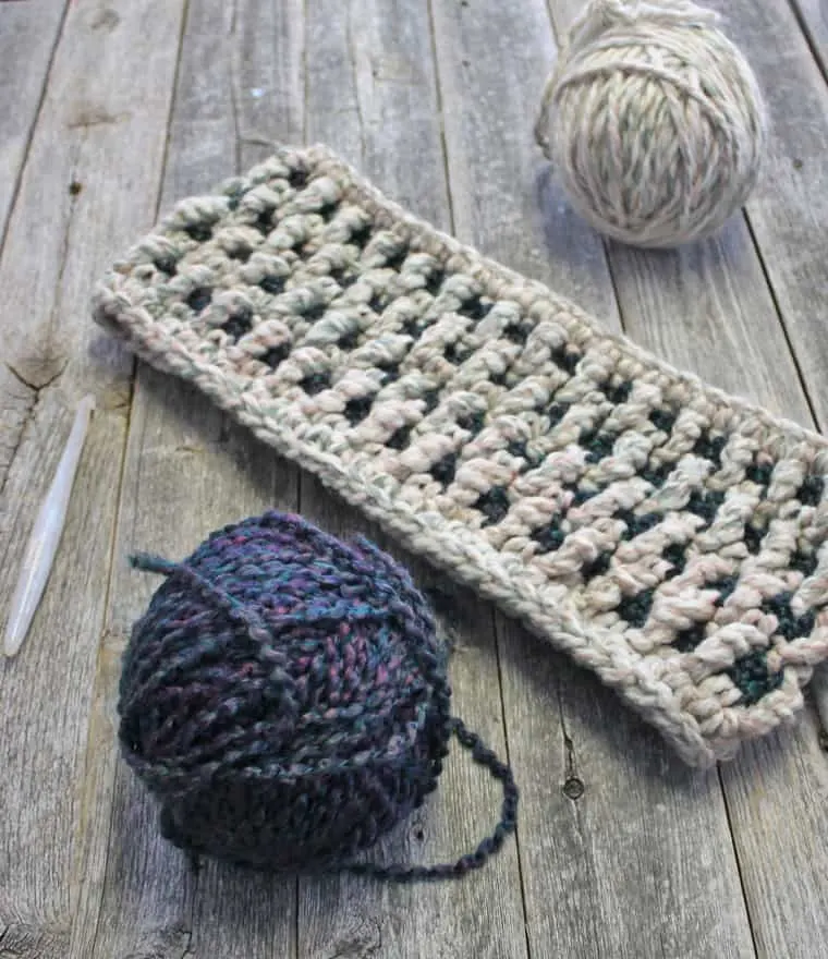 easy chunky crochet cowl pattern available in a free PDF