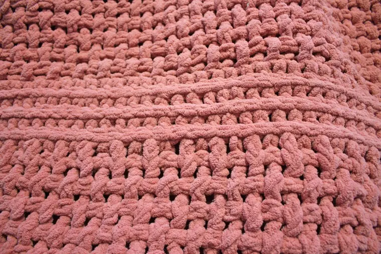 best chunkyarn for a crochet blanket Bernat blanket yarn in the rice stitch