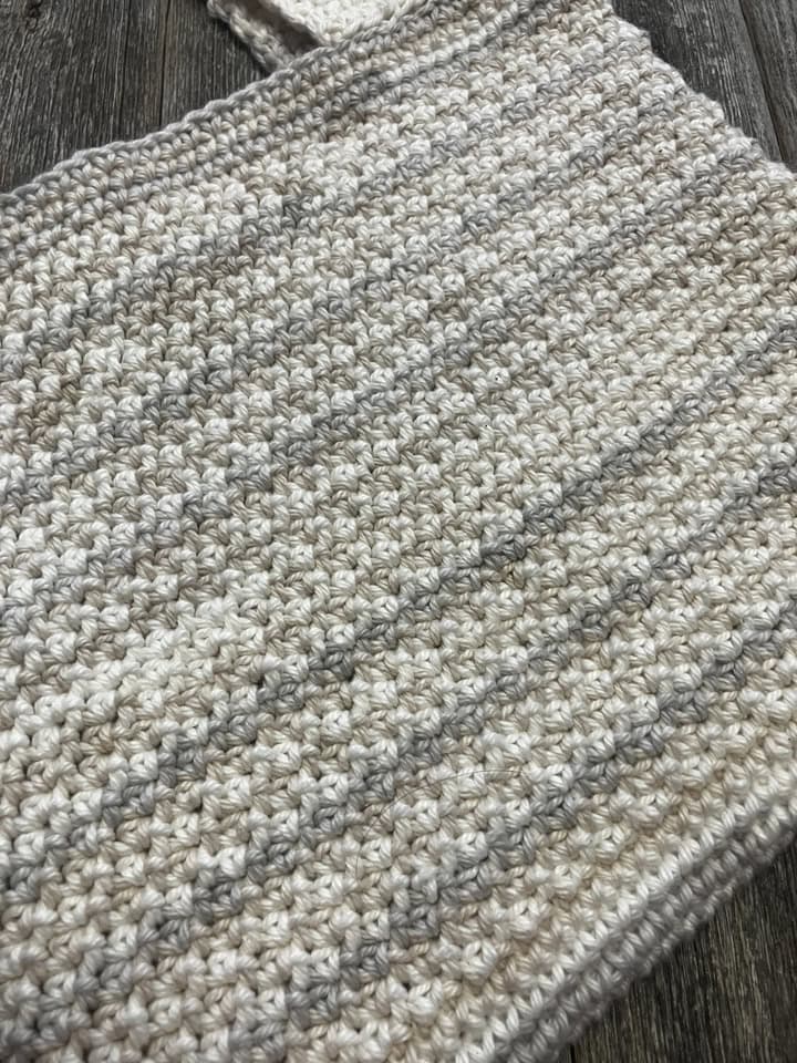 texture of the backside of the reversible knot crochet bag